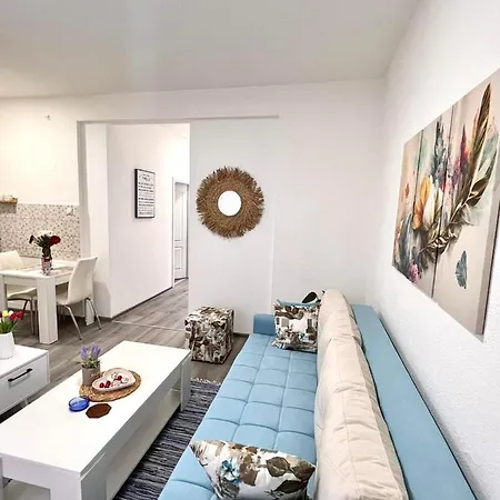 M Апартаменты *